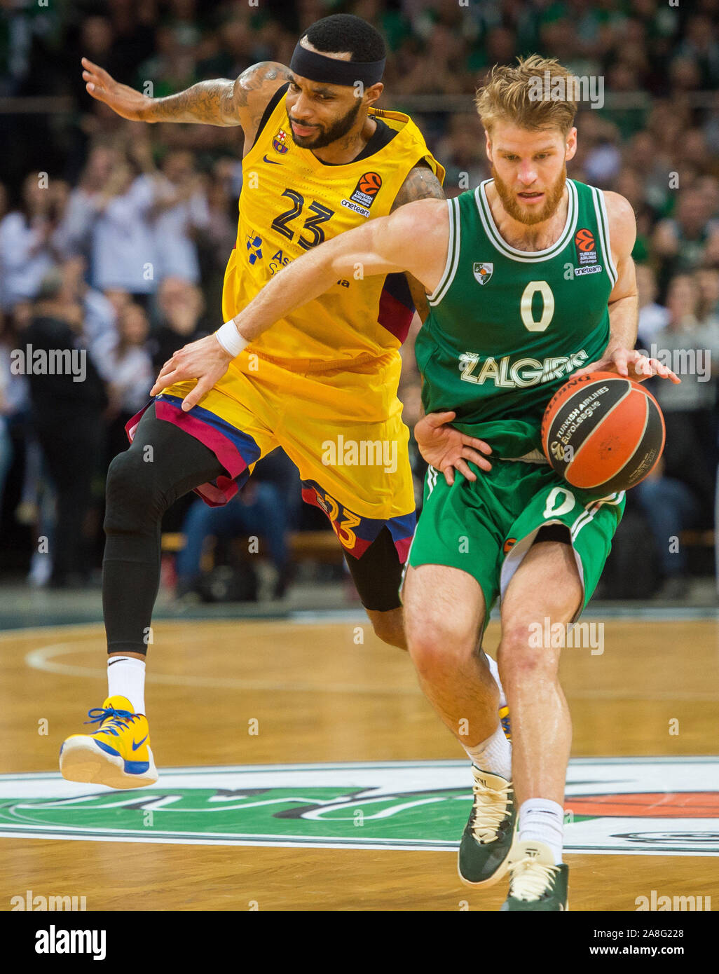 Kaunas, Lituania. 8 Novembre, 2019. Thomas Walkup (R) di Zalgiris Kaunas vies con Malcolm Delaney del FC Barcelona durante l'Eurolega di basket della stagione regolare corrispondenza tra la Lituania Zalgiris Kaunas e della Spagna del FC Barcelona a Kaunas, Lituania, nov. 8, 2019. Credito: Alfredas Pliadis/Xinhua/Alamy Live News Foto Stock