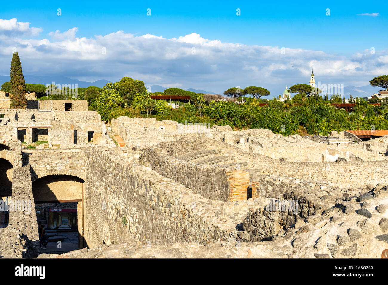 Le rovine di Pompei antica città con la chiesa della Beata Vergine del Rosario di Pompei in background, Campania, Italia Foto Stock