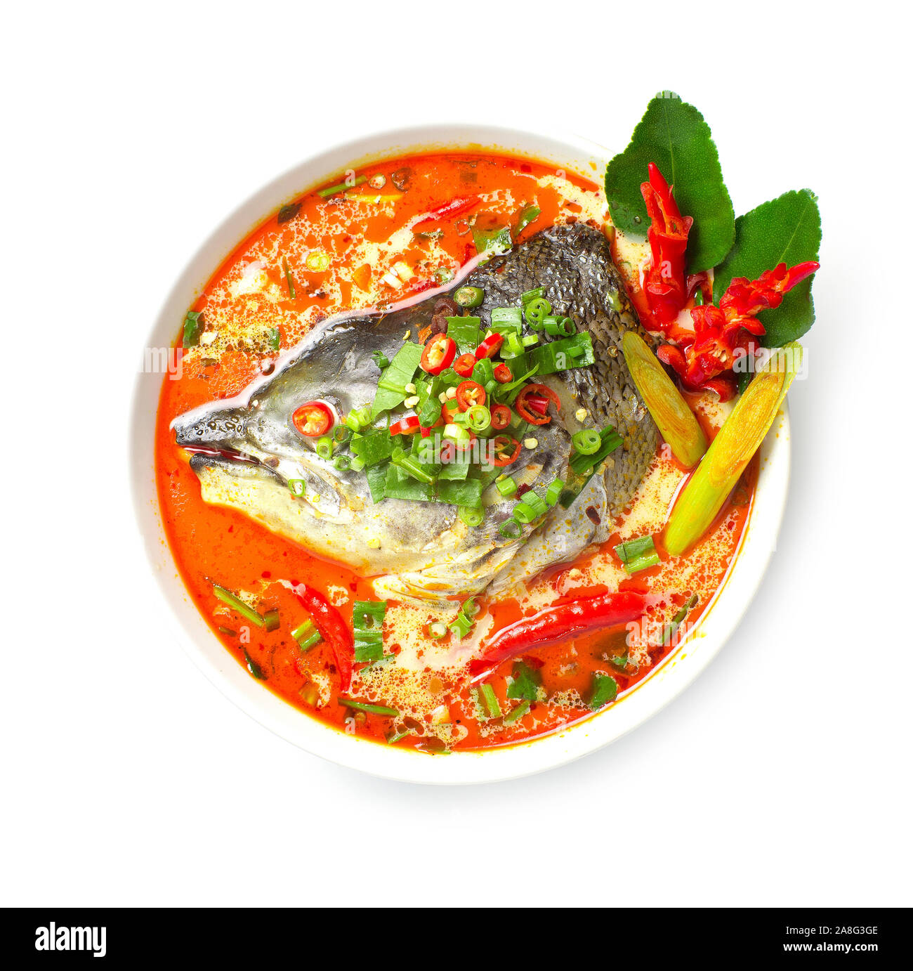 Thai piccante zuppa di salmone hot chili in latte di cocco tailandese cibo piccante (Tom Yum salmone) il meglio della Thailandia adornano scolpiti chili vista superiore Foto Stock