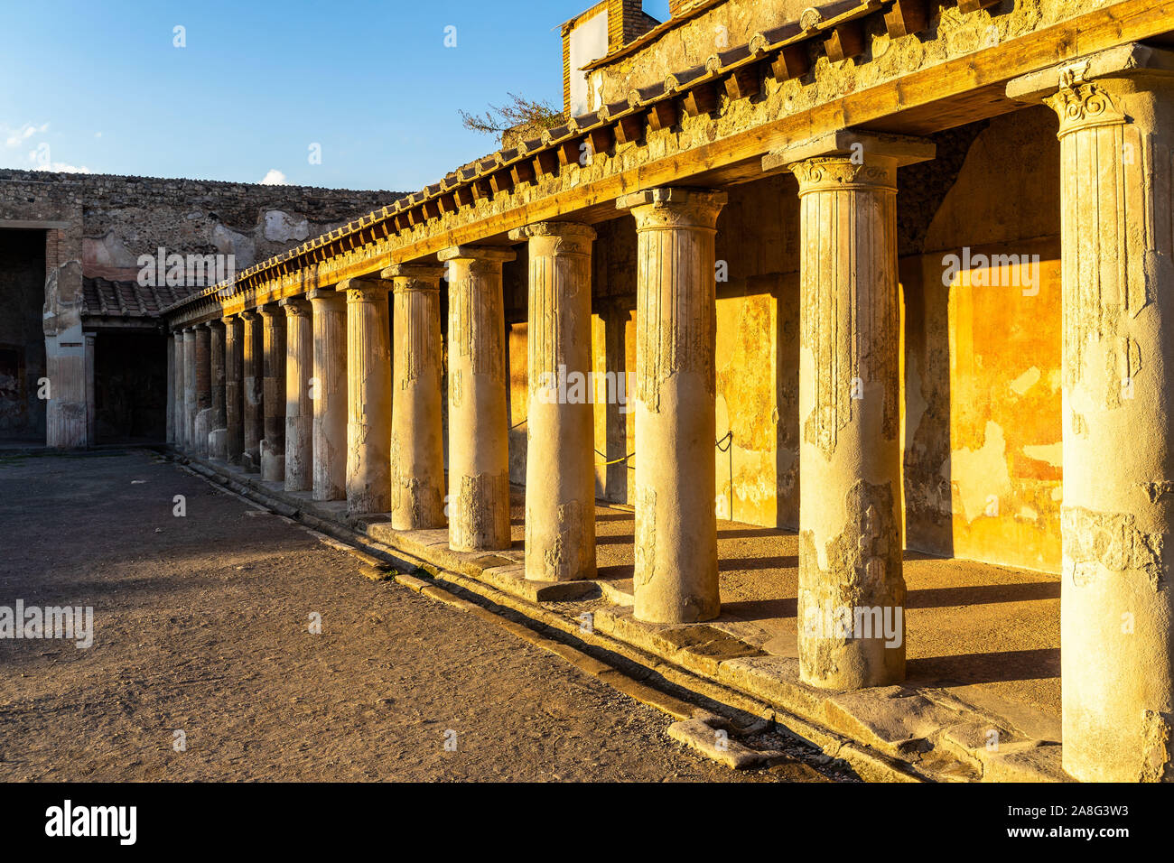 Il cortile con colonnato delle terme Stabian (Terme Stabiane) a Pompei antica città patrimonio dell'Umanità UNESCO, Italia Foto Stock