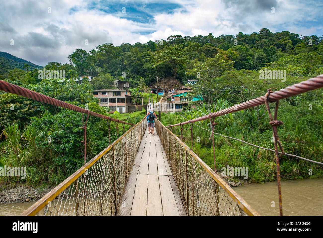 Piedi ponte che conduce attraverso il Rio fiume Danubio vicino al villaggio di San Cipriano nel Dipartimento del Valle del Cauca, Colombia. Foto Stock