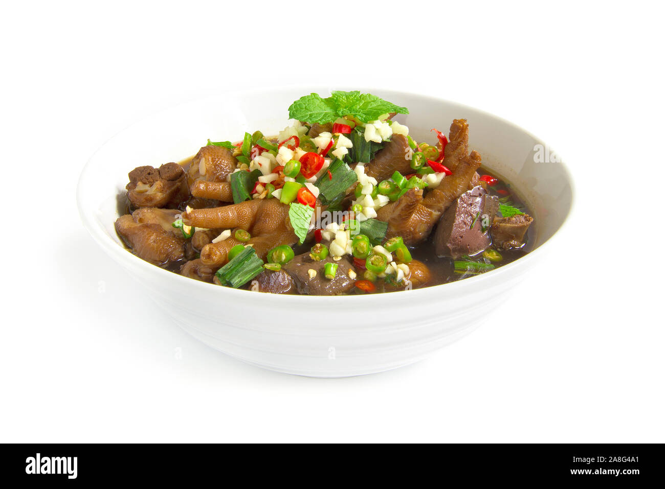 Piedi di pollo zuppa piccante thai piccante cibo gustoso stile vista laterale isolata su sfondo bianco Foto Stock