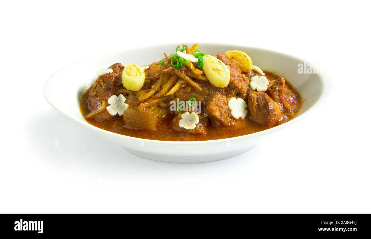 La carne di maiale al curry zuppa dolce stile settentrionale appendere i laici curry salsa dolce popolari originale alimentari locali del Nord della Tailandia vista frontale Foto Stock