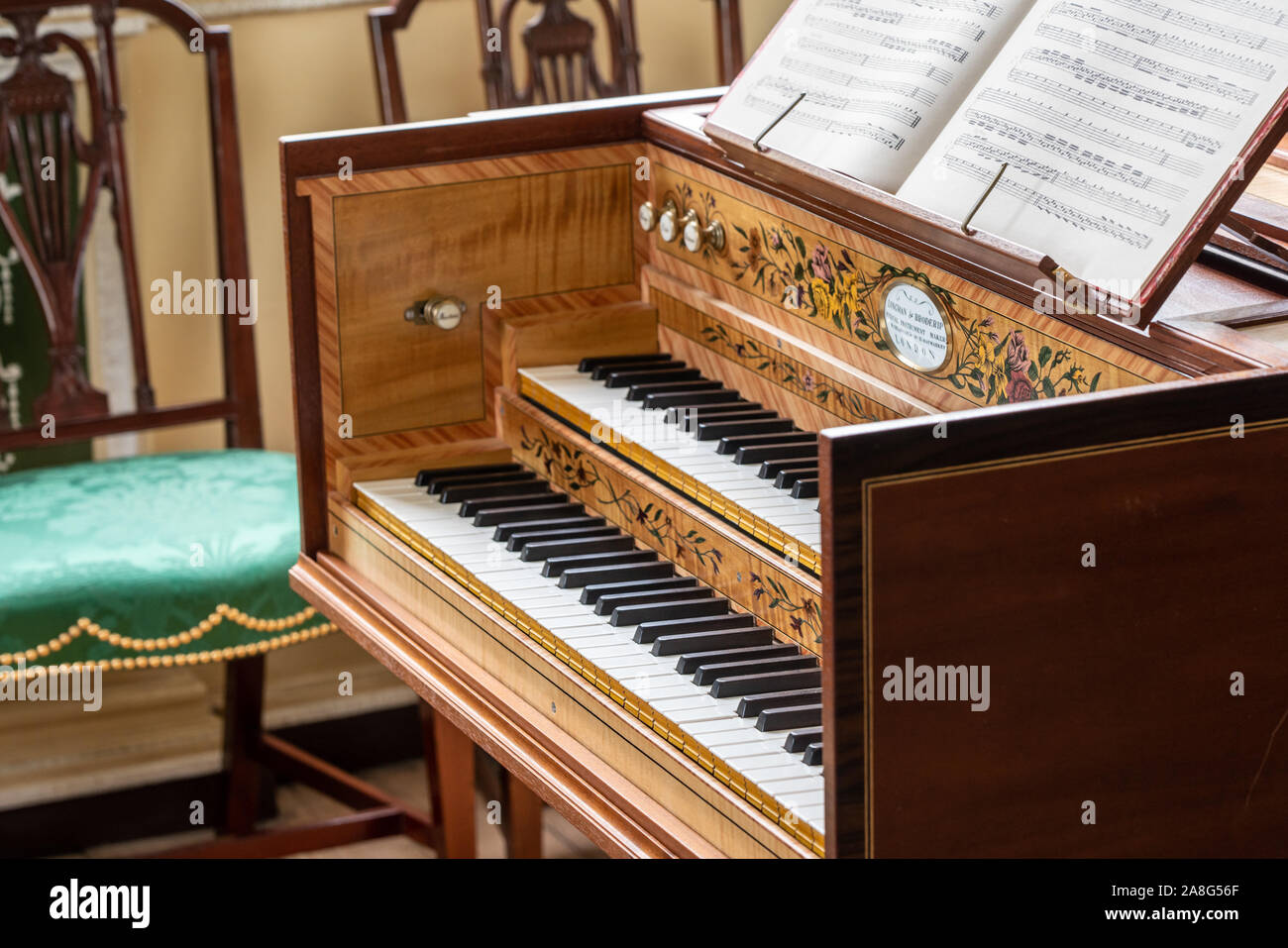 Mount Vernon, VA - 5 Novembre 2019: antichi cembalo o pianoforte all'interno di George Washington home a Mt Vernon Foto Stock