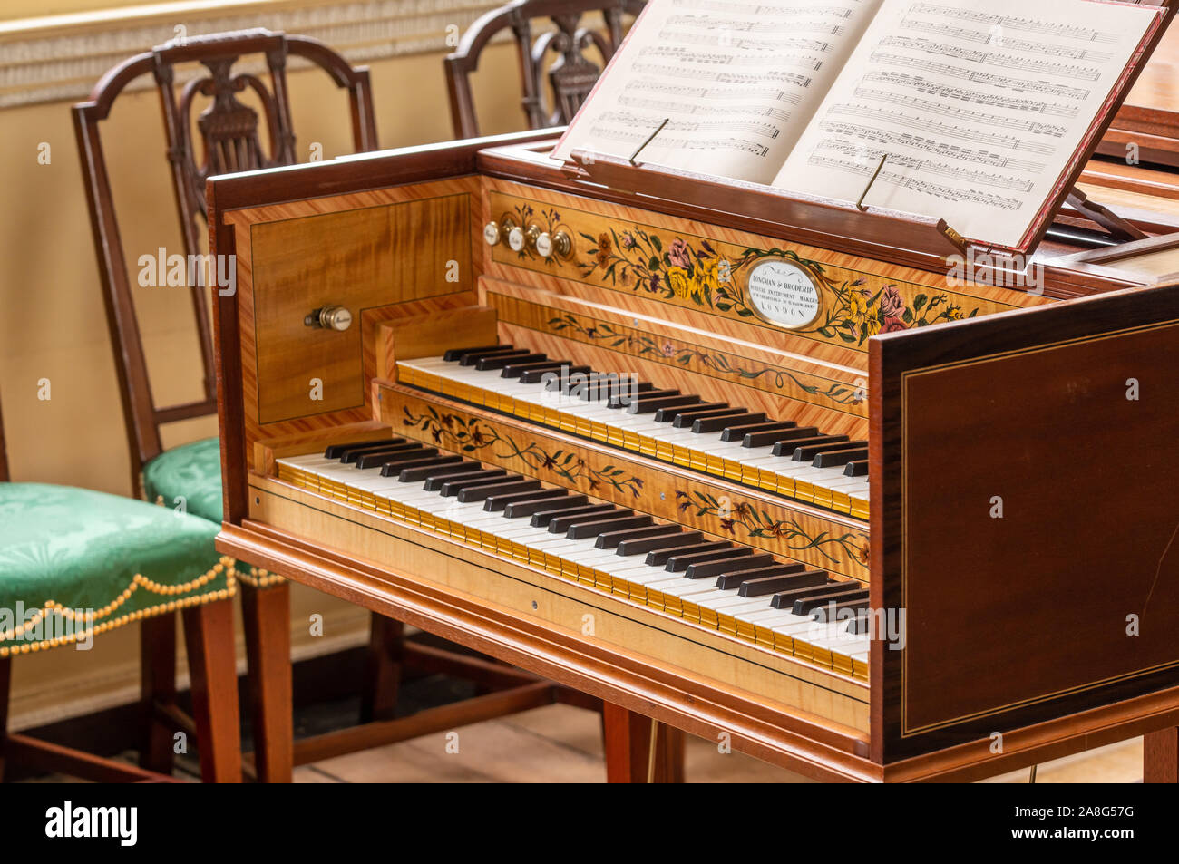 Mount Vernon, VA - 5 Novembre 2019: antichi cembalo o pianoforte all'interno di George Washington home a Mt Vernon Foto Stock