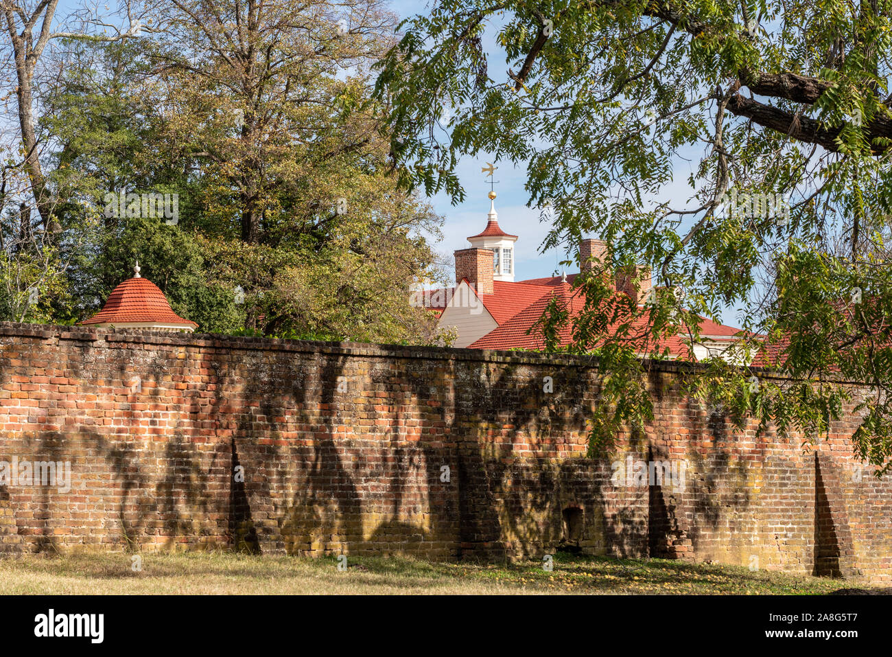 Tetto di tegole rosse e del Monte Vernon casa di George Washington dietro il mattone walled garden Foto Stock