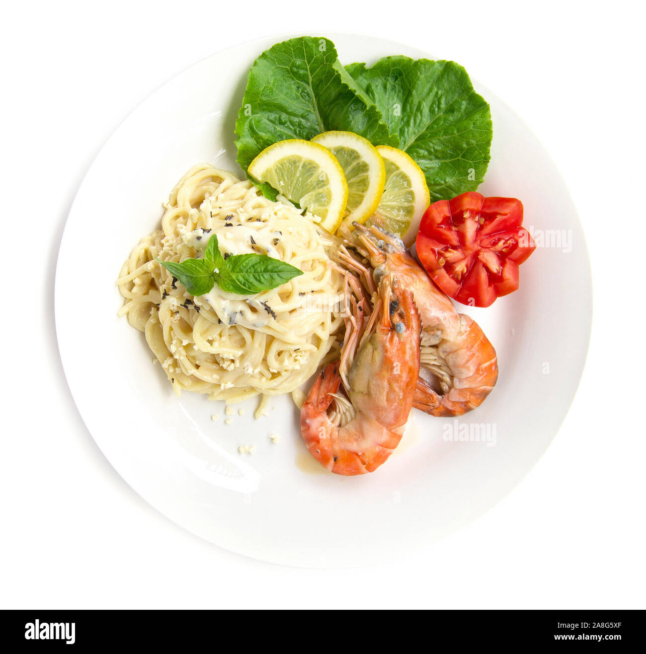 Spaghetti alla carbonara con Gamberi alla griglia e crema di funghi salsa al basilico fresco la cucina italiana tradizionale stile vista dall'alto isolato su bianco backgr Foto Stock