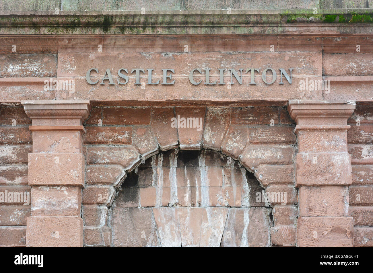 NEW YORK, NY - 05 NOV 2019: Castle Clinton Monumento Nazionale è una pietra arenaria circolare fort situato nel Battery Park di Manhattan. Foto Stock