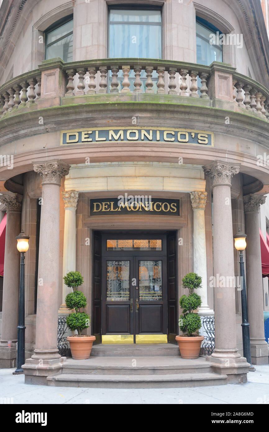 NEW YORK, NY - 05 NOV 2019: Delmonico's ristorante situato a 56 Beaver Street è stato rinnovato per assumere l'opulenza dei suoi primi anni di vita. Foto Stock