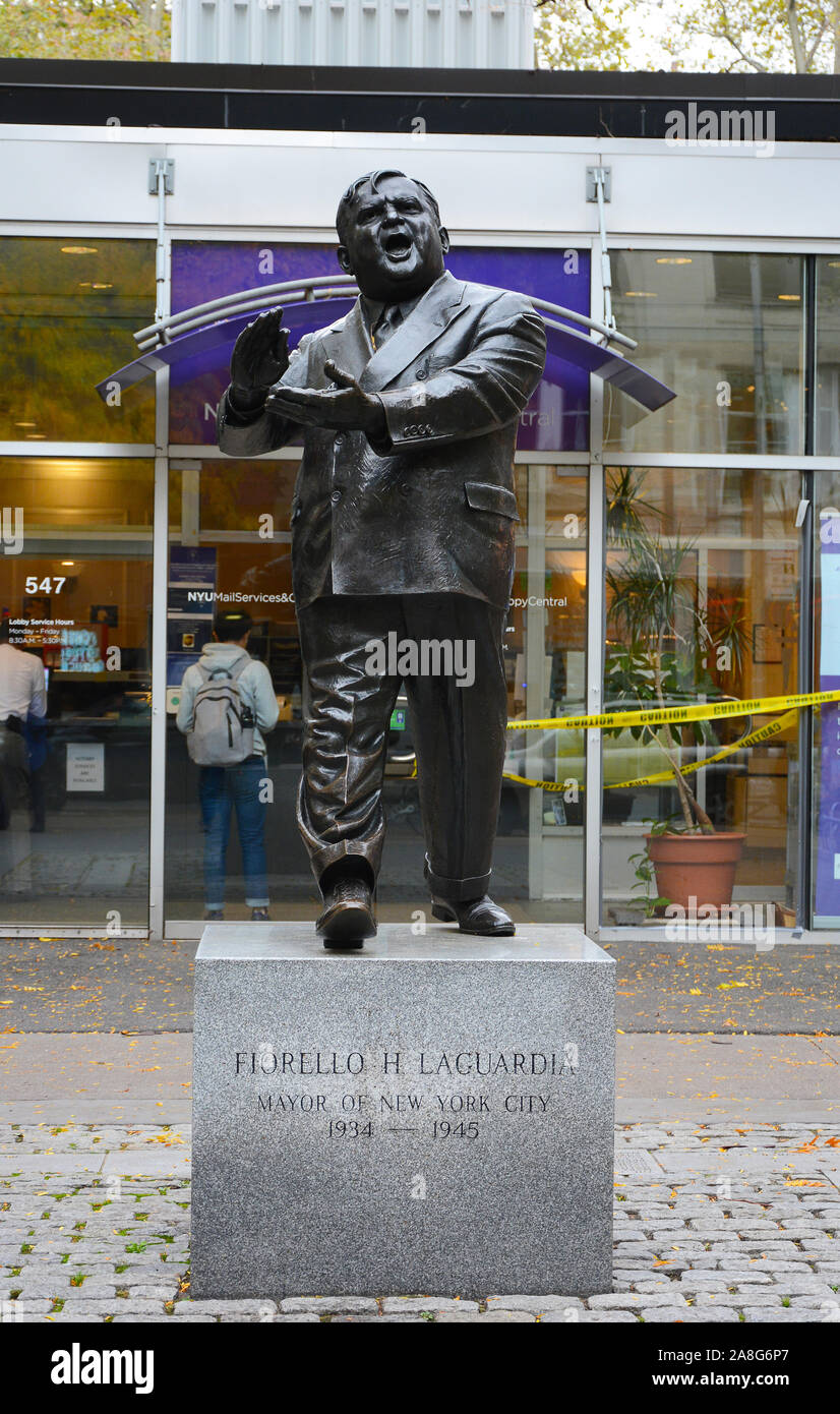 NEW YORK, NY - 05 NOV 2019: Statua di Fiorello la Guardia, in La Guardia giardini, tra West 3° e Bleecker strade. Foto Stock