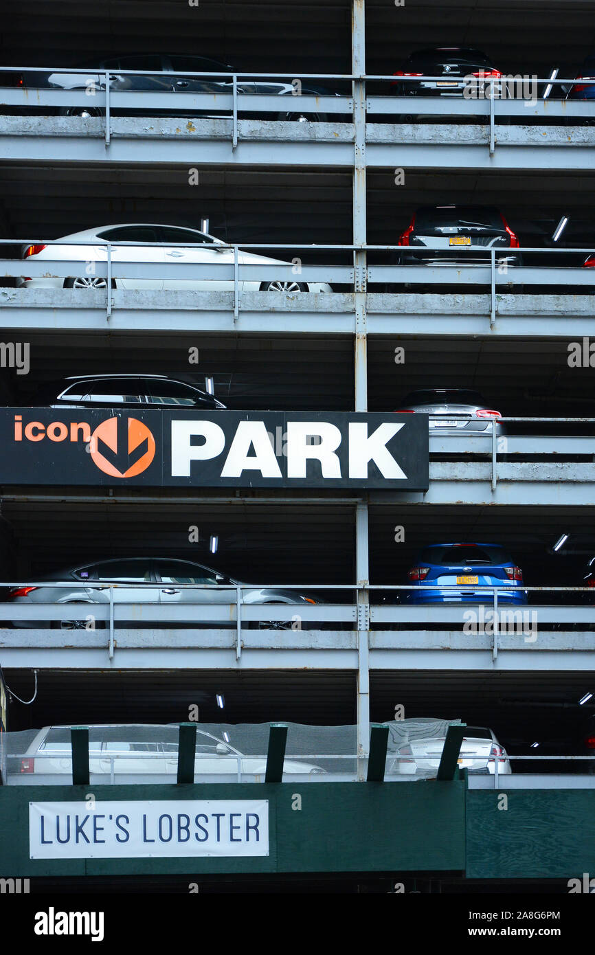 NEW YORK, NY - 05 NOV 2019: primo piano di un'icona struttura di parcheggio. Icona è il più grande operatore di parcheggio a Manhattan. Foto Stock