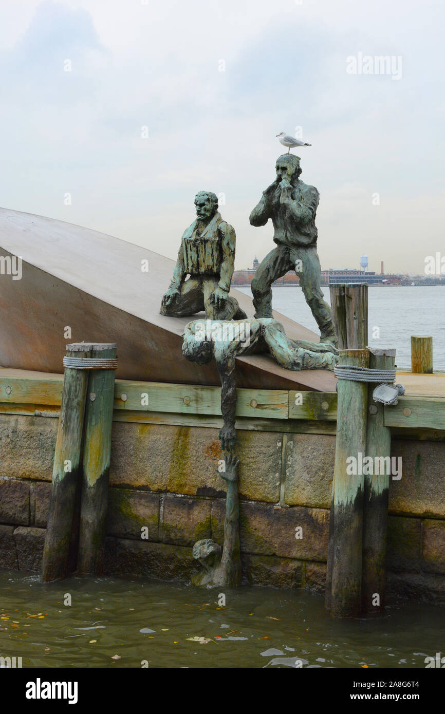 NEW YORK, NY - 05 NOV 2019: Il commerciante americano Mariner's Memorial dall artista Marisol Escobar è nel parco della batteria nella parte inferiore di Manhattan. Foto Stock