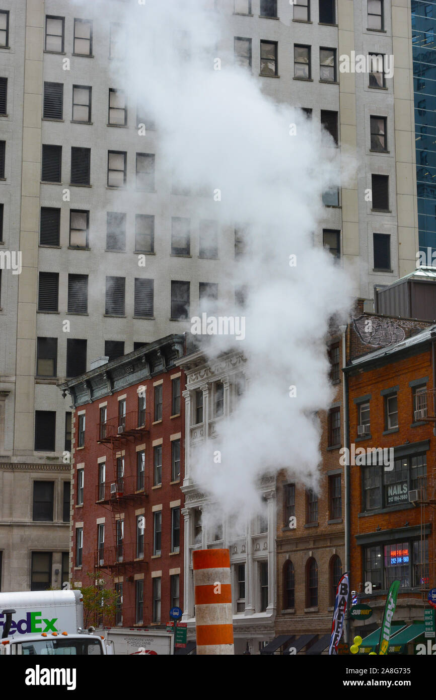 NEW YORK, NY - 05 NOV 2019: vapore passando da un tubo nel quartiere finanziario di Lower Manhattan. Foto Stock