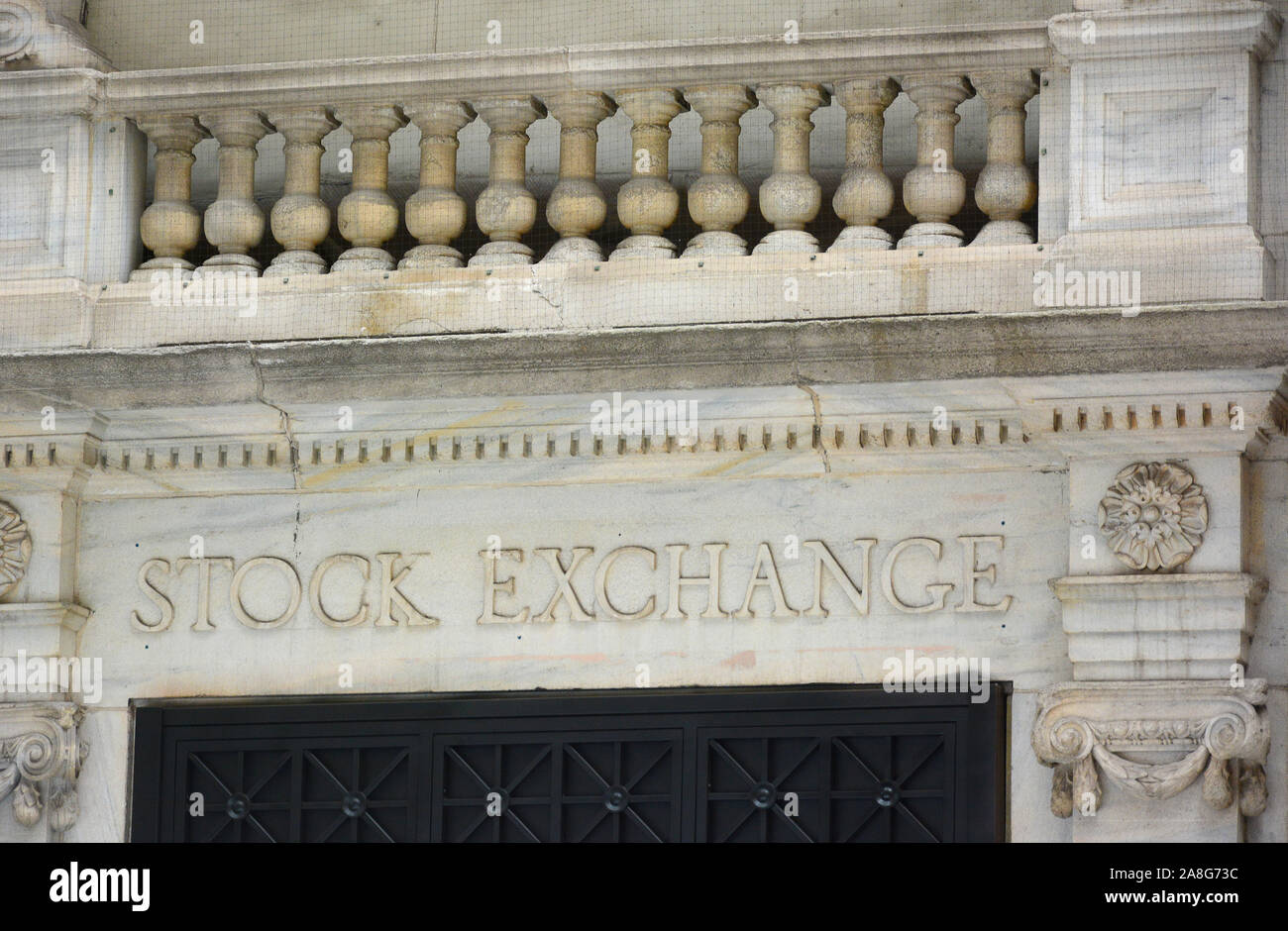 NEW YORK, NY - 05 NOV 2019: primo piano del cartello sopra l'ingresso al New York Stock Exchange (NYSE) edificio nel cuore del centro finanziario distri Foto Stock