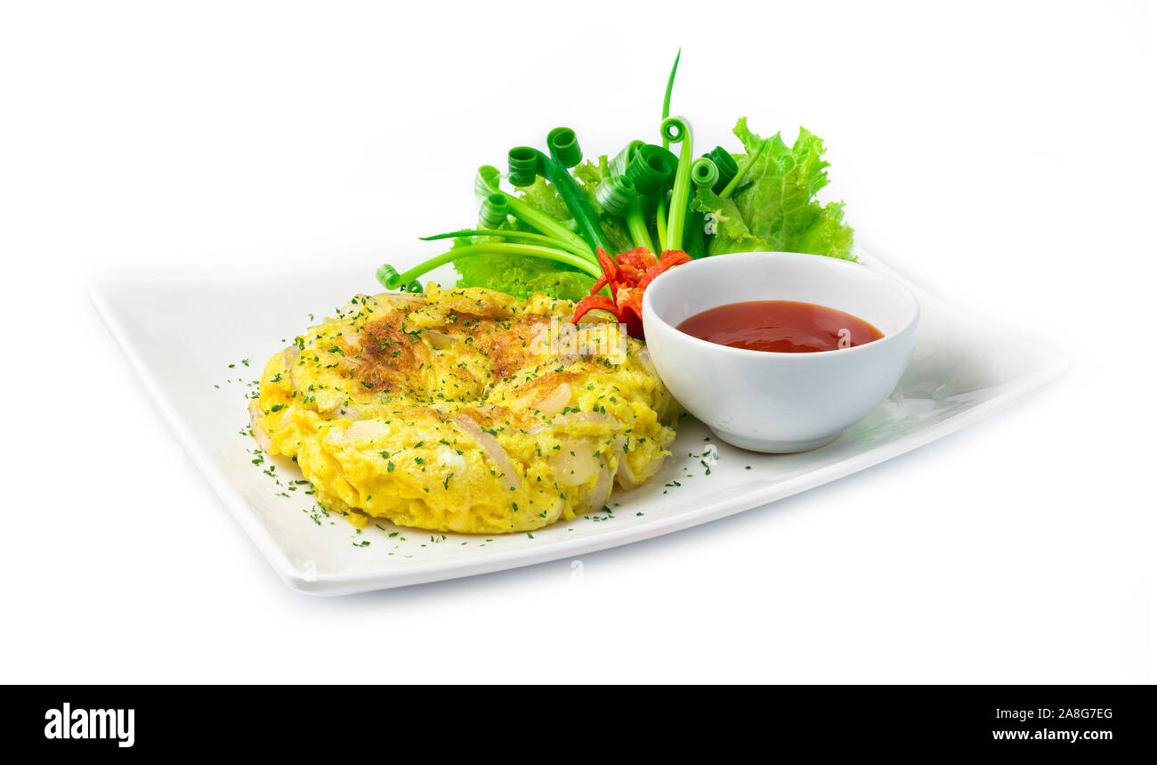 Frittata di uova fritte con pancake fusion il cibo thai style piatto interno decorato con sculture di verdure, peperoncino, cipolline con salsa al peperoncino s di immersione Foto Stock