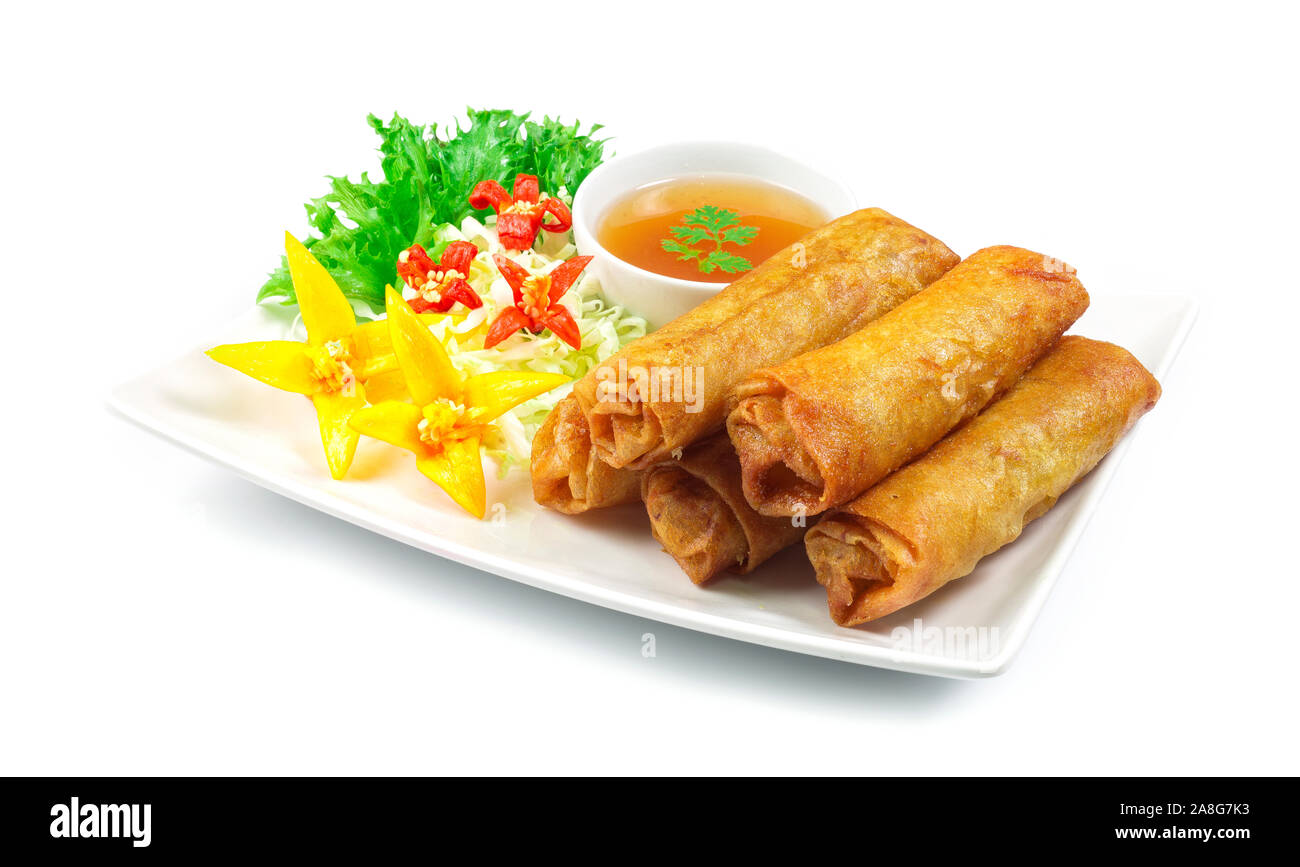 Verdure Spring Roll fritte cibo tailandese fusion con uno stile Cinese decorare con verdure e salsa al peperoncino dolce vista laterale Foto Stock