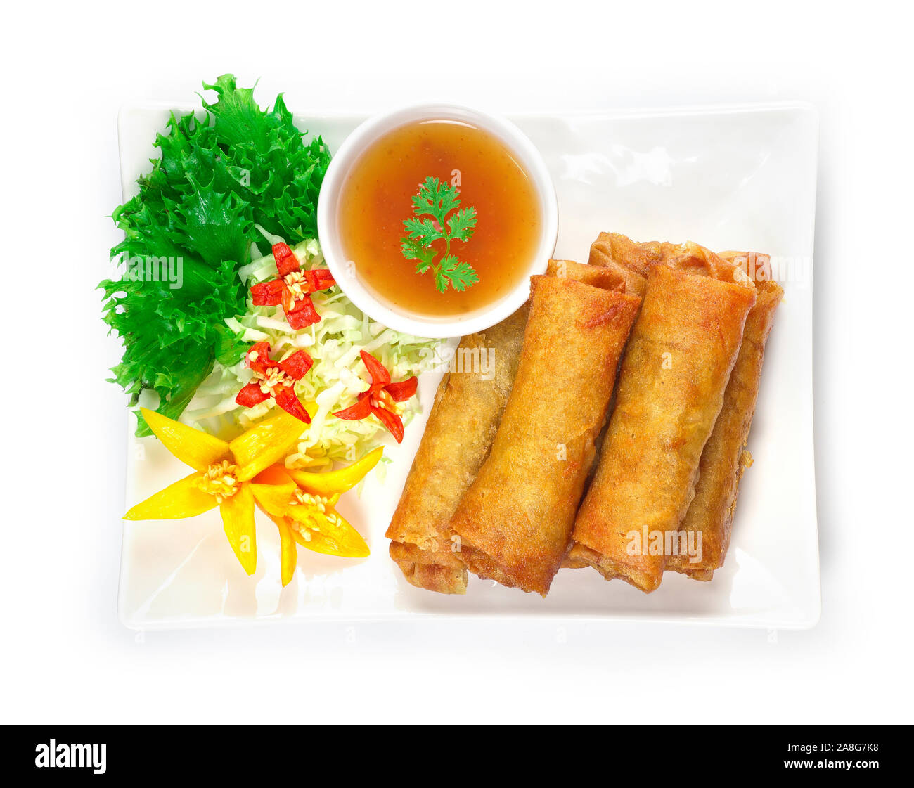 Verdure Spring Roll fritte cibo tailandese fusion con uno stile Cinese decorare con verdure e salsa al peperoncino dolce vista superiore Foto Stock