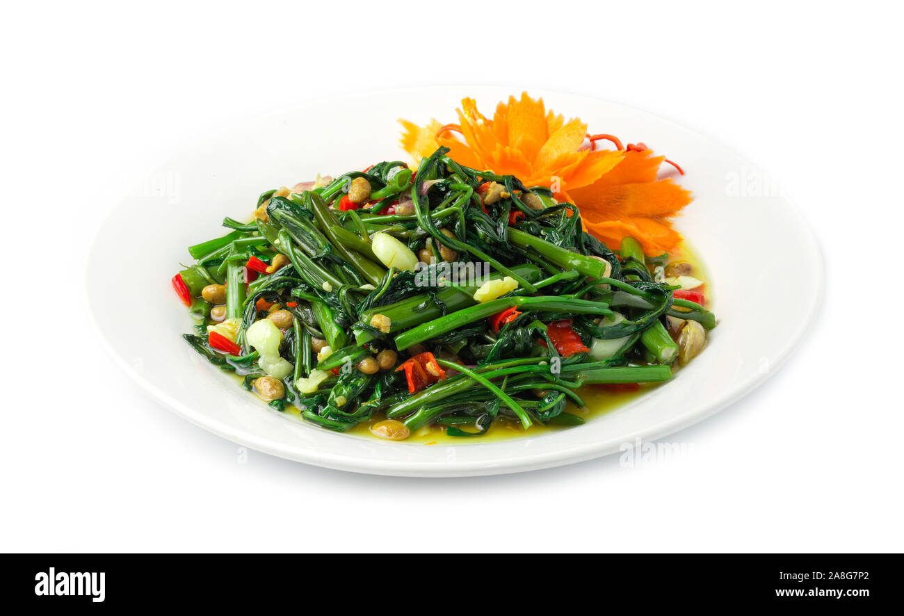 Mescolare cinesi fritti gloria di mattina con i semi di soia decorano le carote e peperoncino tailandese scolpito il cibo e la cucina cinese in stile fusion vista laterale isolato su bianco Foto Stock