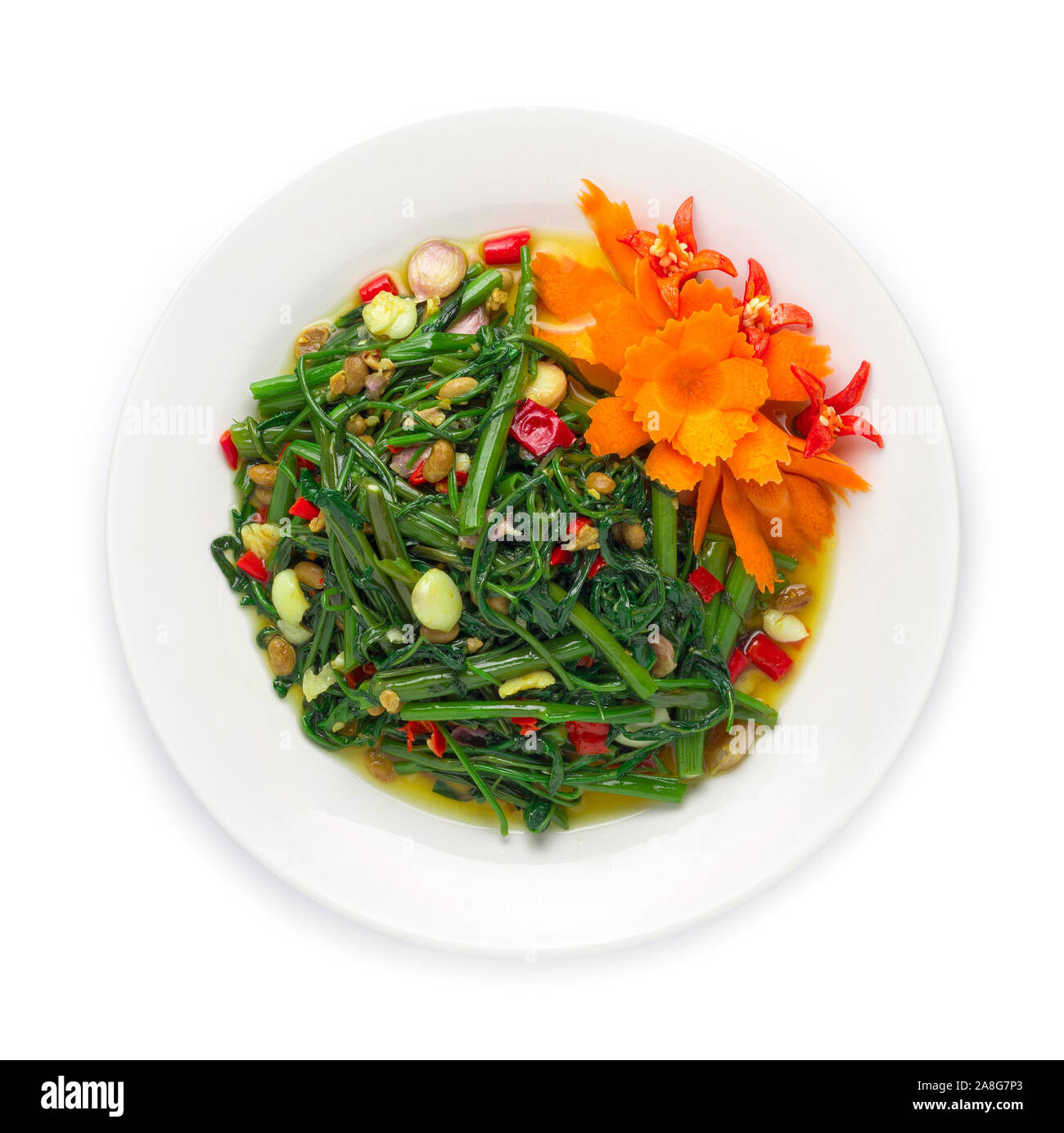 Mescolare cinesi fritti gloria di mattina con i semi di soia decorano le carote e peperoncino tailandese scolpito il cibo e la cucina cinese in stile fusion vista dall'alto isolato su bianco Foto Stock