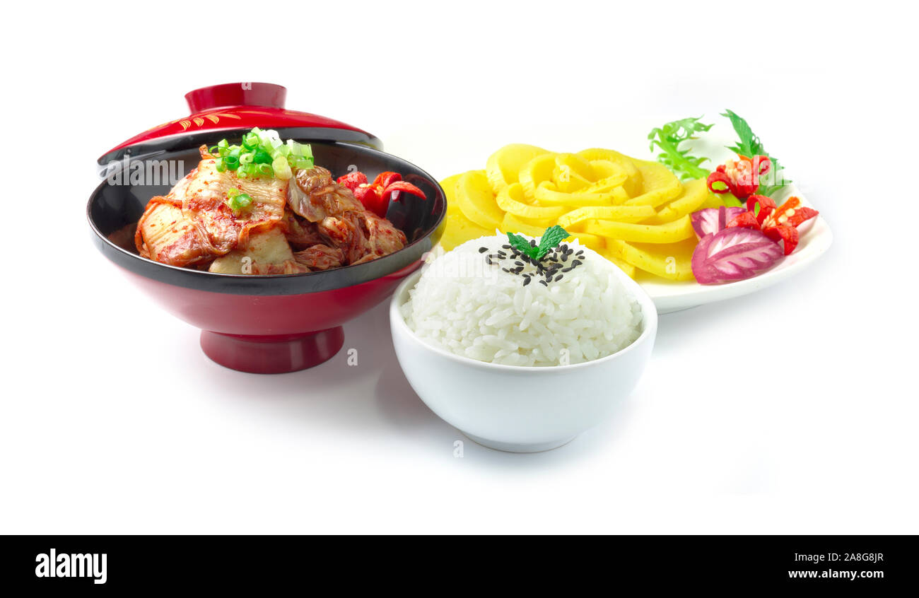 Il riso sulla ciotola insieme con il radicchio bianco decapato Katsuo pesci secchi giapponese e kimchi coreano stile un famoso cibo piatto di lato in giapponese, coreano e thai sid Foto Stock