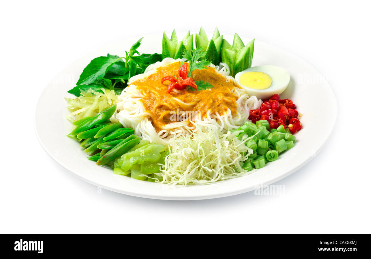Riso tagliatelle sottili di pesce in salsa di curry con latte di cocco (Khanom Jeen Num Ya) il cibo thai style decorare con verdure e peperoncino scolpito vista laterale Foto Stock
