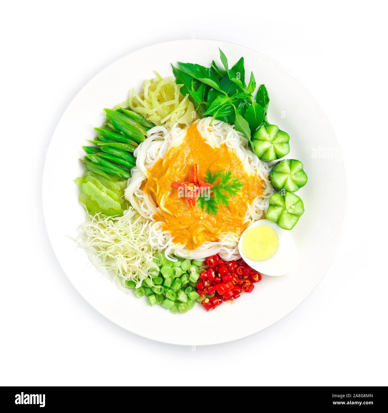 Riso tagliatelle sottili di pesce in salsa di curry con latte di cocco (Khanom Jeen Num Ya) il cibo thai style decorare con verdure e peperoncino scolpito vista superiore Foto Stock