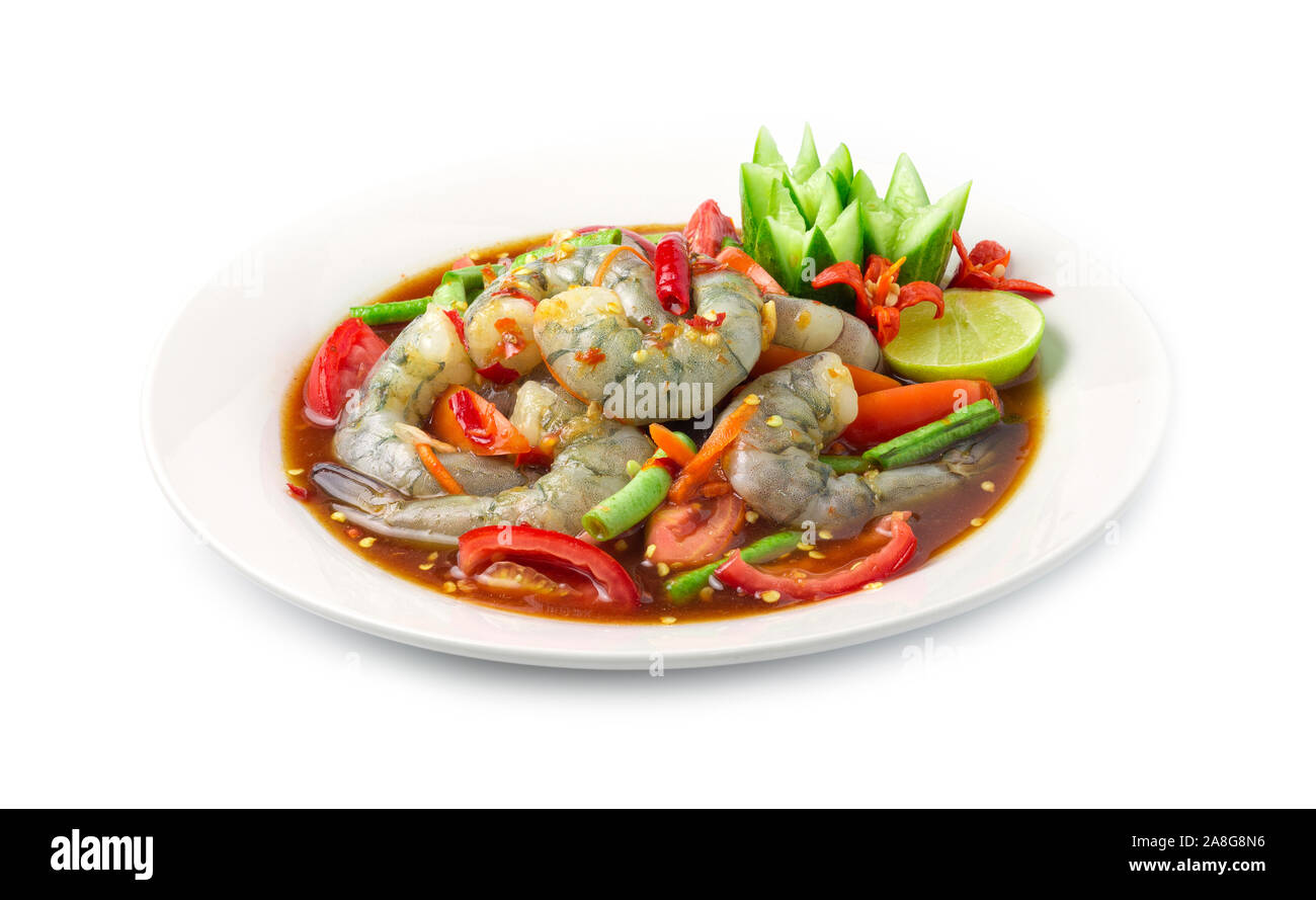 Gamberetti insalata piccante decapato in salsa di pesce il cibo thai piccante antipasto di stile popolare della Thailandia decorare con sculture di verdure e goodtasty goodfo Foto Stock