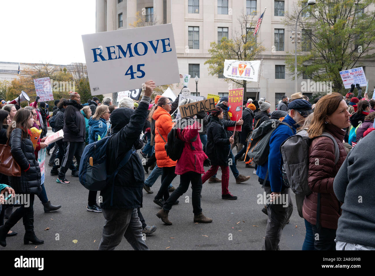 Washington, DC, Stati Uniti d'America. 8 Novembre, 2019. Attrice e attivista politico Jane Fonda, uniti da Ben Cohen e Jerry Greenfield di Ben e Jerry Contatti Gelato, partecipa a un clima protesta del Campidoglio di Washington, DC, Stati Uniti, Venerdì, 8 novembre 2019. Poi gli attivisti hanno marciato verso la Casa Bianca per richiamare l attenzione sulla necessità di affrontare il cambiamento climatico. Credito: Stefani Reynolds/CNP | Utilizzo di credito in tutto il mondo: dpa/Alamy Live News Foto Stock