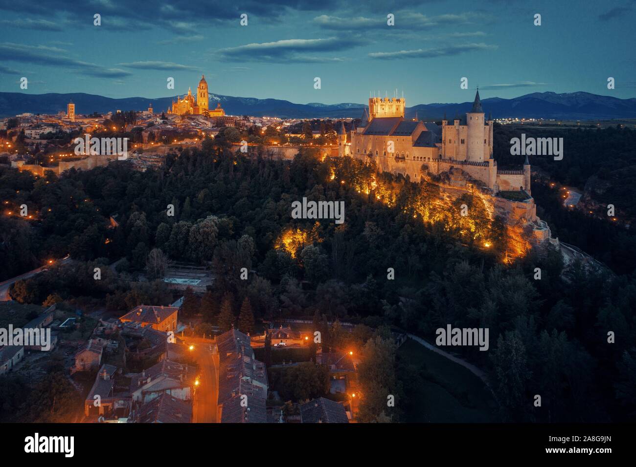Alcazar of Segovia come il famoso punto di riferimento vista aerea di notte in Spagna. Foto Stock