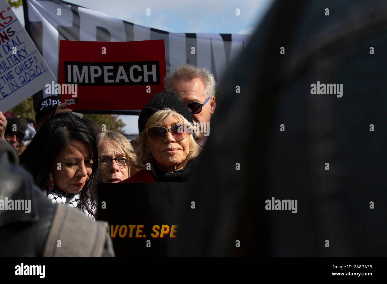 Washington, DC, Stati Uniti d'America. 8 Novembre, 2019. Attrice e attivista politico Jane Fonda, centro, uniti da Ben Cohen e Jerry Greenfield di Ben e Jerry Contatti Gelato, partecipa a un clima marzo dal Campidoglio alla Casa Bianca di Washington, DC, Stati Uniti, Venerdì, 8 novembre 2019. Gli attivisti hanno marciato per richiamare l attenzione sulla necessità di affrontare il cambiamento climatico. Credito: Stefani Reynolds/CNP | Utilizzo di credito in tutto il mondo: dpa/Alamy Live News Foto Stock