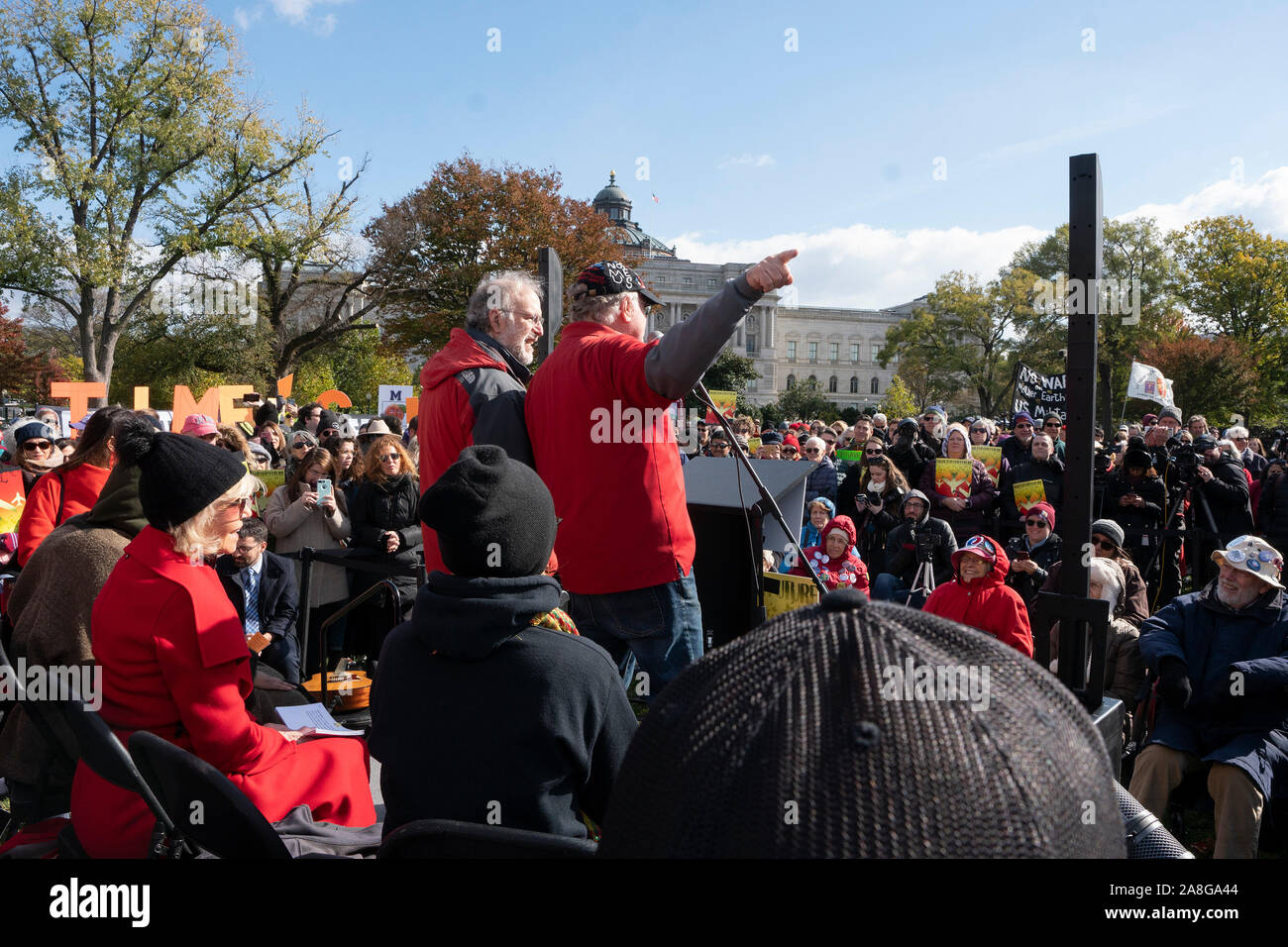 Washington, DC, Stati Uniti d'America. 8 Novembre, 2019. Ben Cohen e Jerry Greenfield, di Ben e Jerry Contatti Gelato, uniti attrice e attivista politico Jane Fonda per un clima protesta del Campidoglio di Washington, DC, Stati Uniti, Venerdì, 8 novembre 2019. Poi gli attivisti hanno marciato verso la Casa Bianca per richiamare l attenzione sulla necessità di affrontare il cambiamento climatico. Credito: Stefani Reynolds/CNP | Utilizzo di credito in tutto il mondo: dpa/Alamy Live News Foto Stock