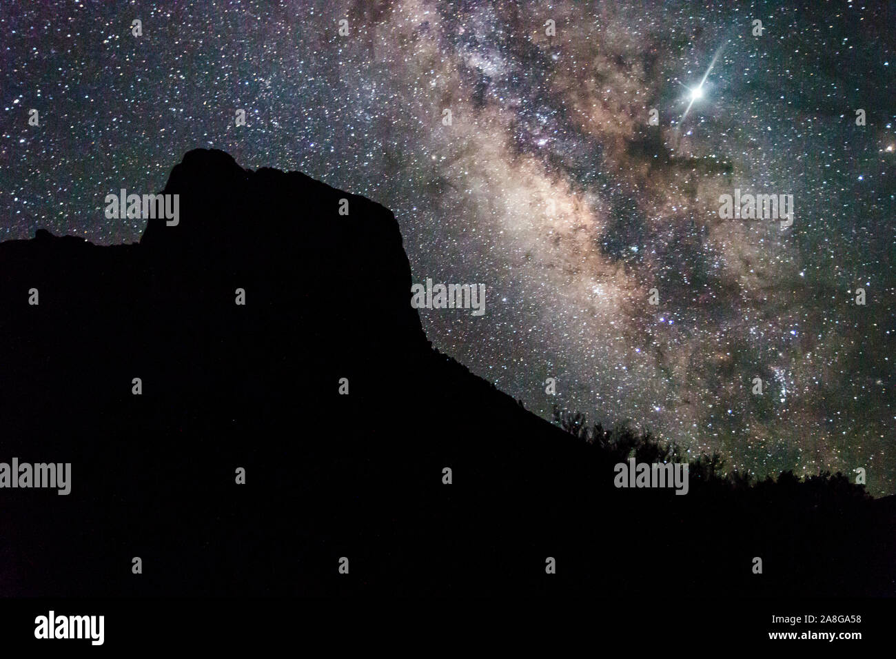 La Via Lattea con un incremento di oltre il bacino di Chisos nel Parco nazionale di Big Bend (Texas). Foto Stock