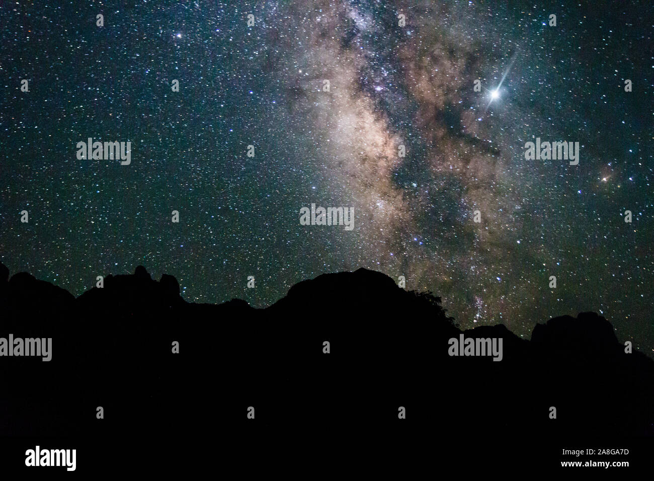 La Via Lattea con un incremento di oltre il bacino di Chisos nel Parco nazionale di Big Bend (Texas). Foto Stock