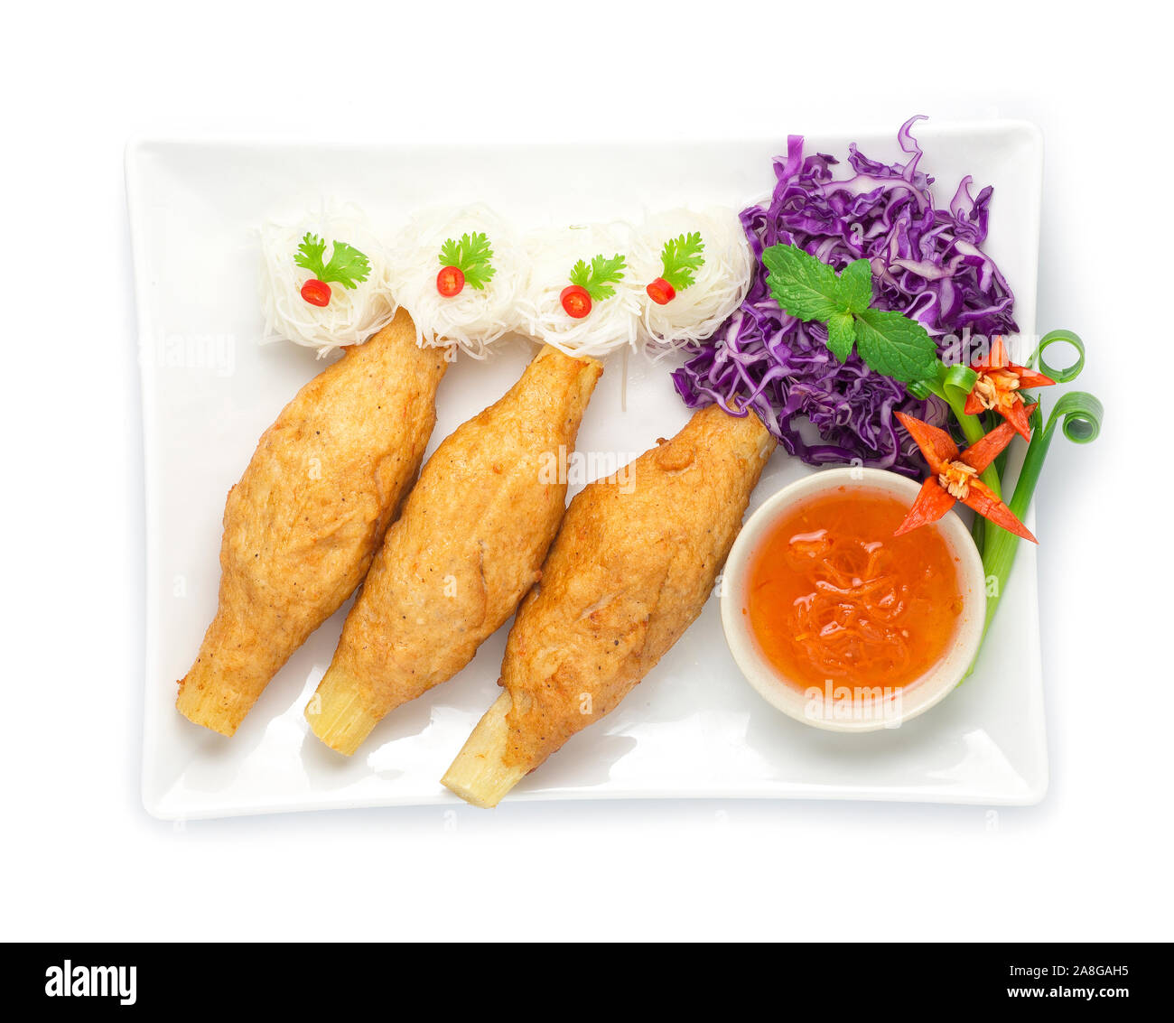 Gamberi vietnamita fritte a bastoncino di zucchero da canna e sottili spaghetti di riso vietnamita stile alimentare cibo sano goodtasty decorare con verdure vista superiore Foto Stock