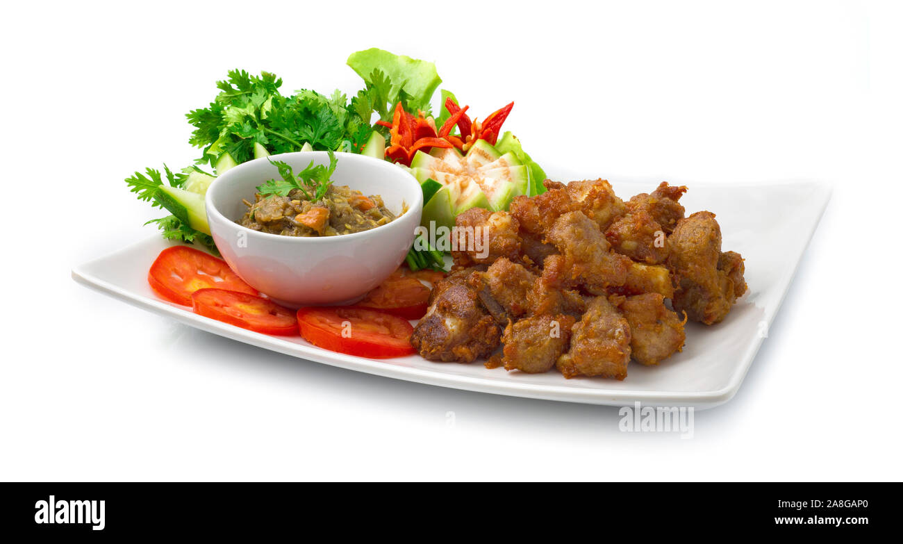 Maiale fritto costine servita con pasta di peperoncino decapati pesce cibo Thailandese in stile fusion decorare con verdura intagliata, di Cetrioli Melanzane, peperoncino e corian Foto Stock