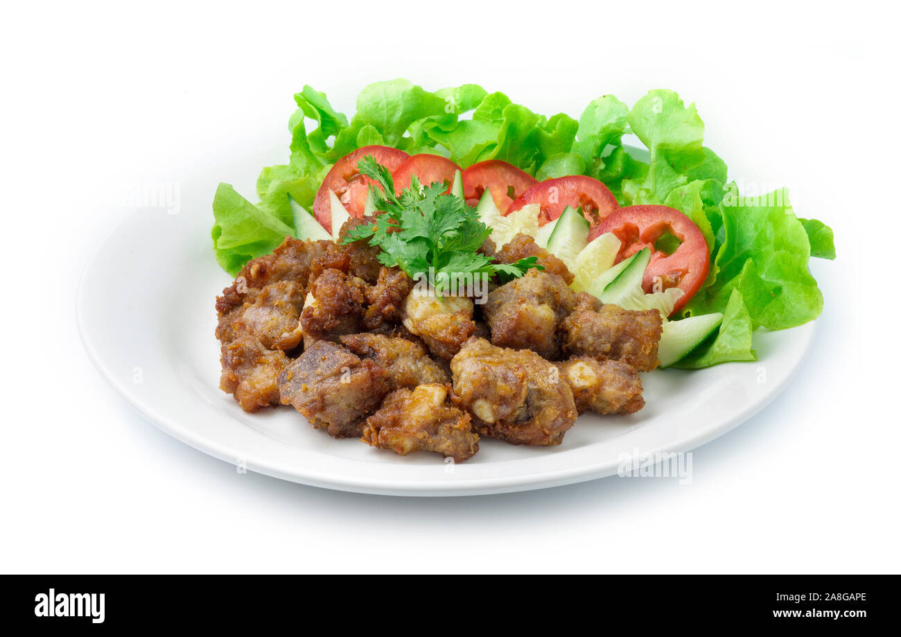 Maiale fritto costine cibo Thailandese in stile fusion decorare con verdura intagliata, di Cetrioli Melanzane, peperoncino e coriandolo erbe tailandese vista laterale Foto Stock