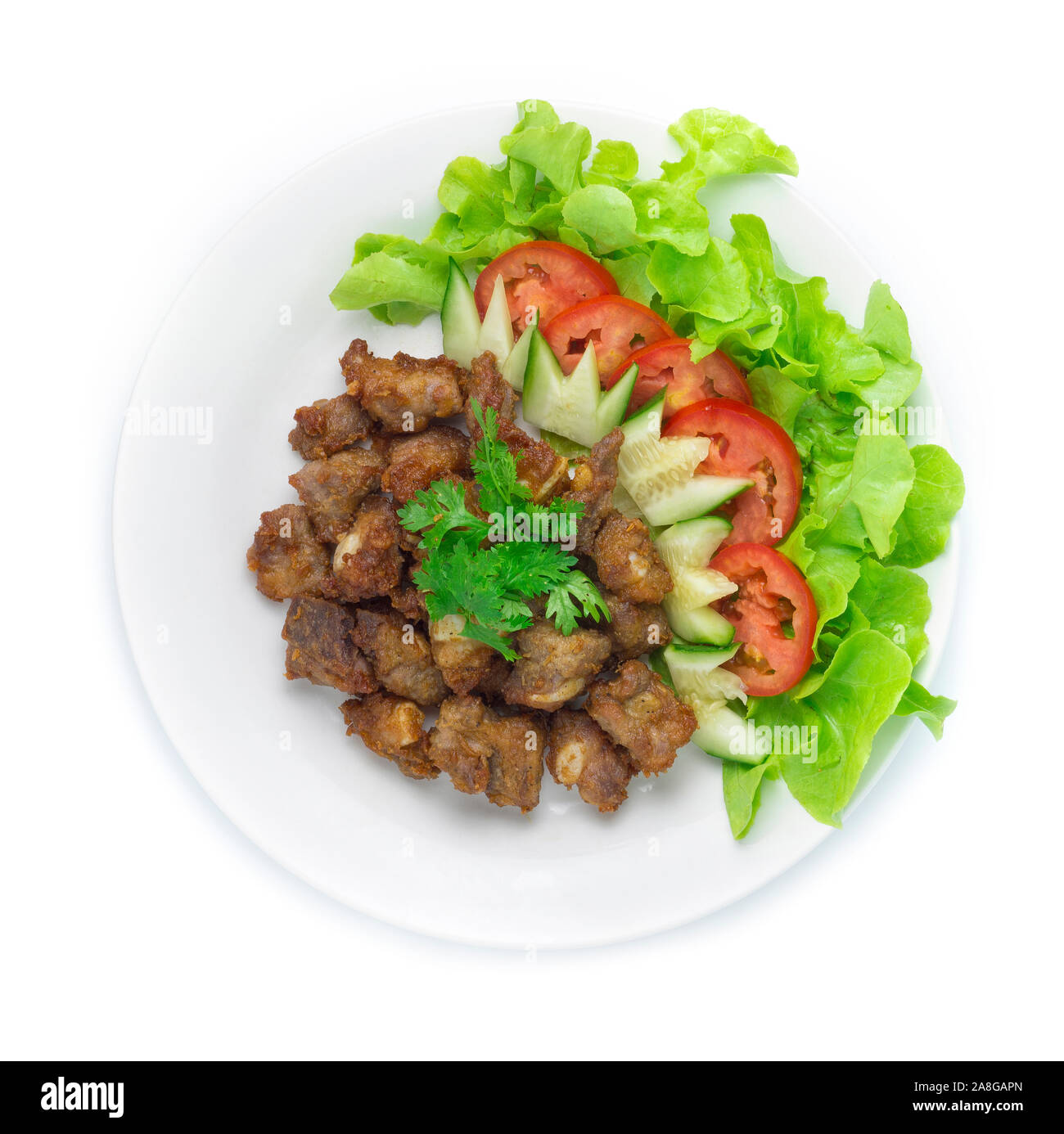 Maiale fritto costine cibo Thailandese in stile fusion decorare con verdura intagliata, di Cetrioli Melanzane, peperoncino e coriandolo erbe tailandese vista superiore Foto Stock