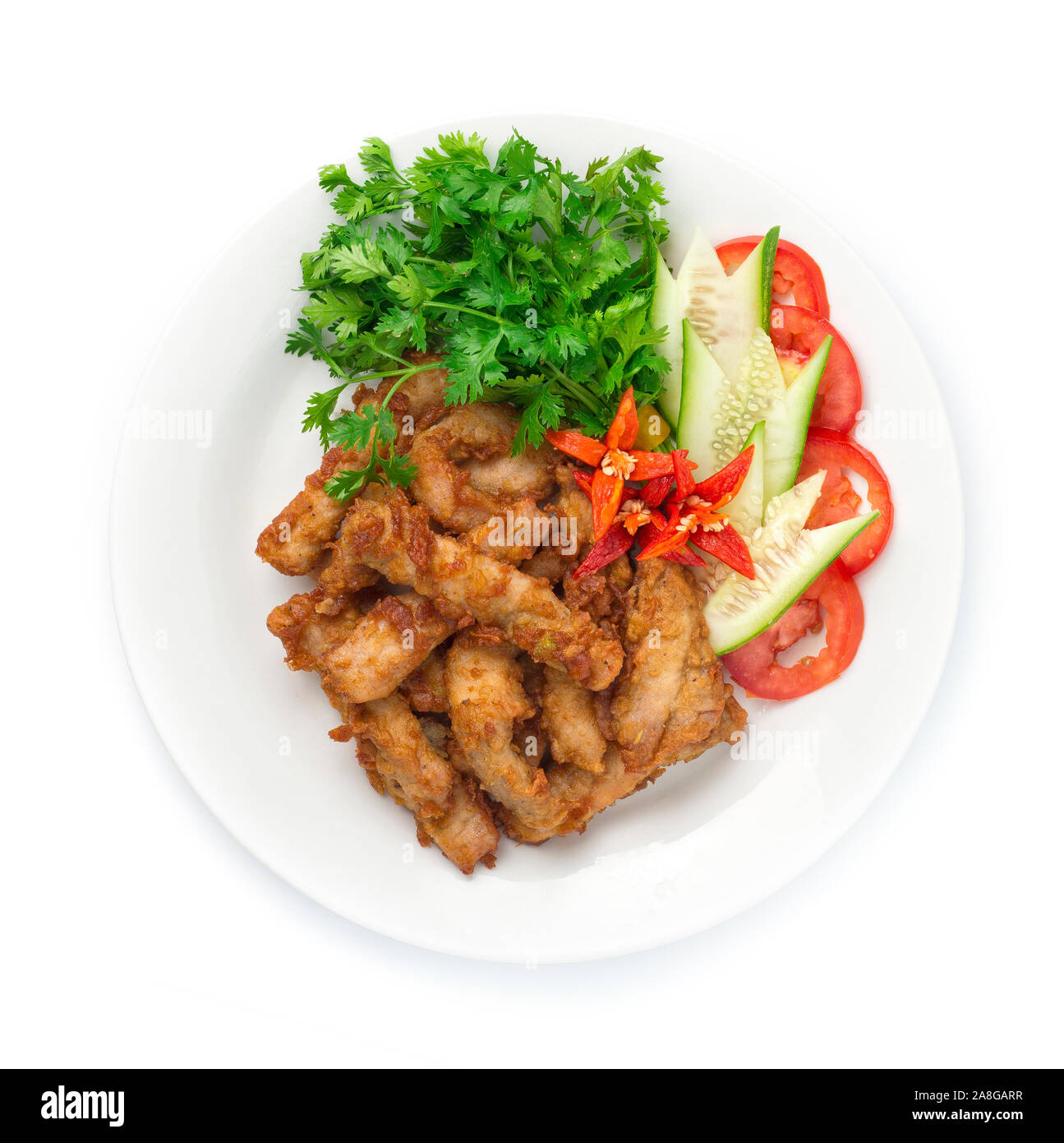 Maiale fritto cibo tailandese decorare con verdura intagliata, di Cetrioli Melanzane, peperoncino e coriandolo erbe tailandese vista superiore Foto Stock