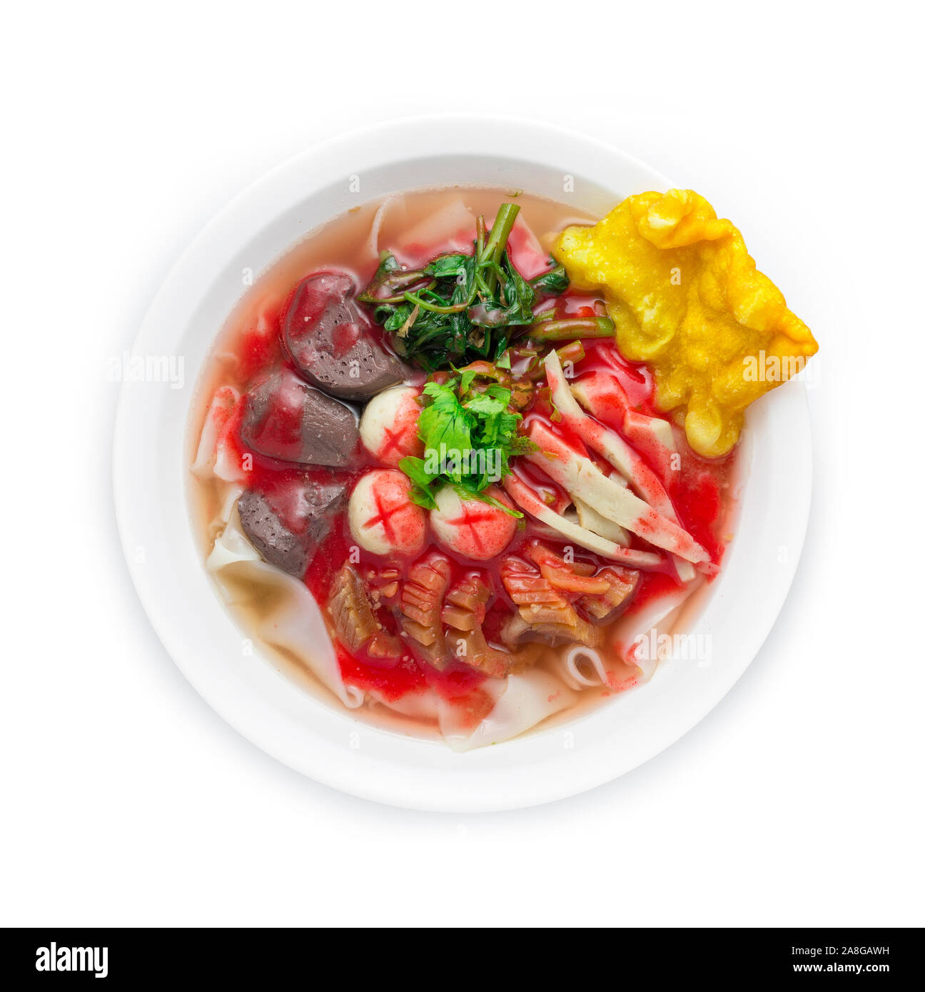 Rosa zuppa di noodle (Yen Ta Fo) servito con polpette di pesce, Pesce linea,il sangue di maiale croccante,calamari, Cinese gloria di mattina decorare i fagottini croccanti e croccante di aglio Foto Stock