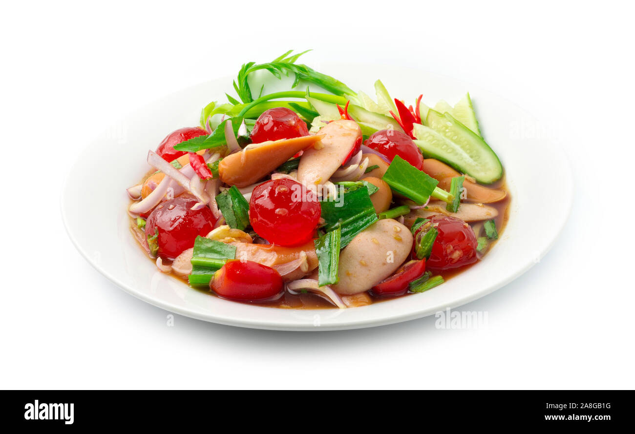 Insalata piccante tuorli d uovo con carne di maiale Saucesage e vegetali, cipolla decapato in salsa di pesce piccante Tailandese gustoso cibo stile fusion decorare scolpiti cetriolo, Foto Stock