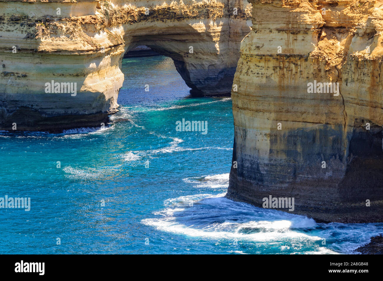 Arco del Muttonbird Island da una piattaforma di osservazione in Loch Ard Gorge precinct - Port Campbell, Victoria, Australia Foto Stock