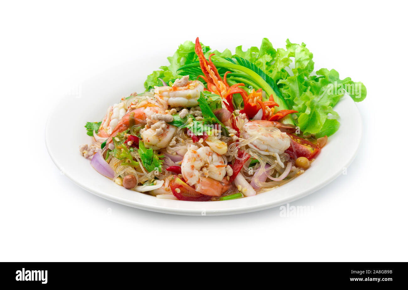 Insalata piccante tagliatelle Vermicelli con gamberi e di carne macinata di maiale, vegetale, piccante Tailandese gustoso cibo stile fusion decorare scolpito il cetriolo, peperoncino Foto Stock