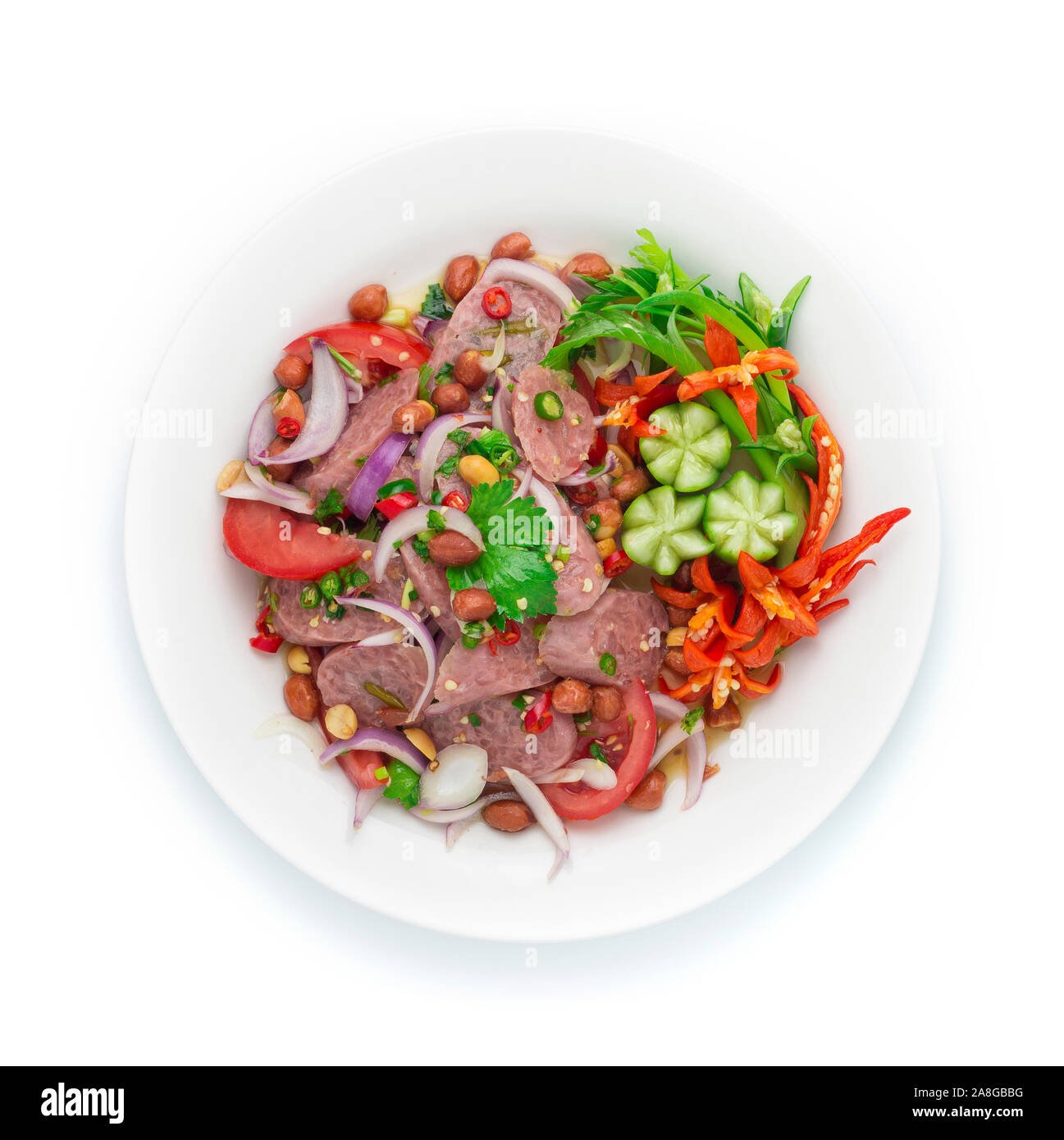 Insalata piccante con carne di maiale fermentato Saucesage e verdura,arachide. Piccante tailandese gustoso cibo stile fusion decorare scolpito il cetriolo, il peperoncino e la SPR Foto Stock