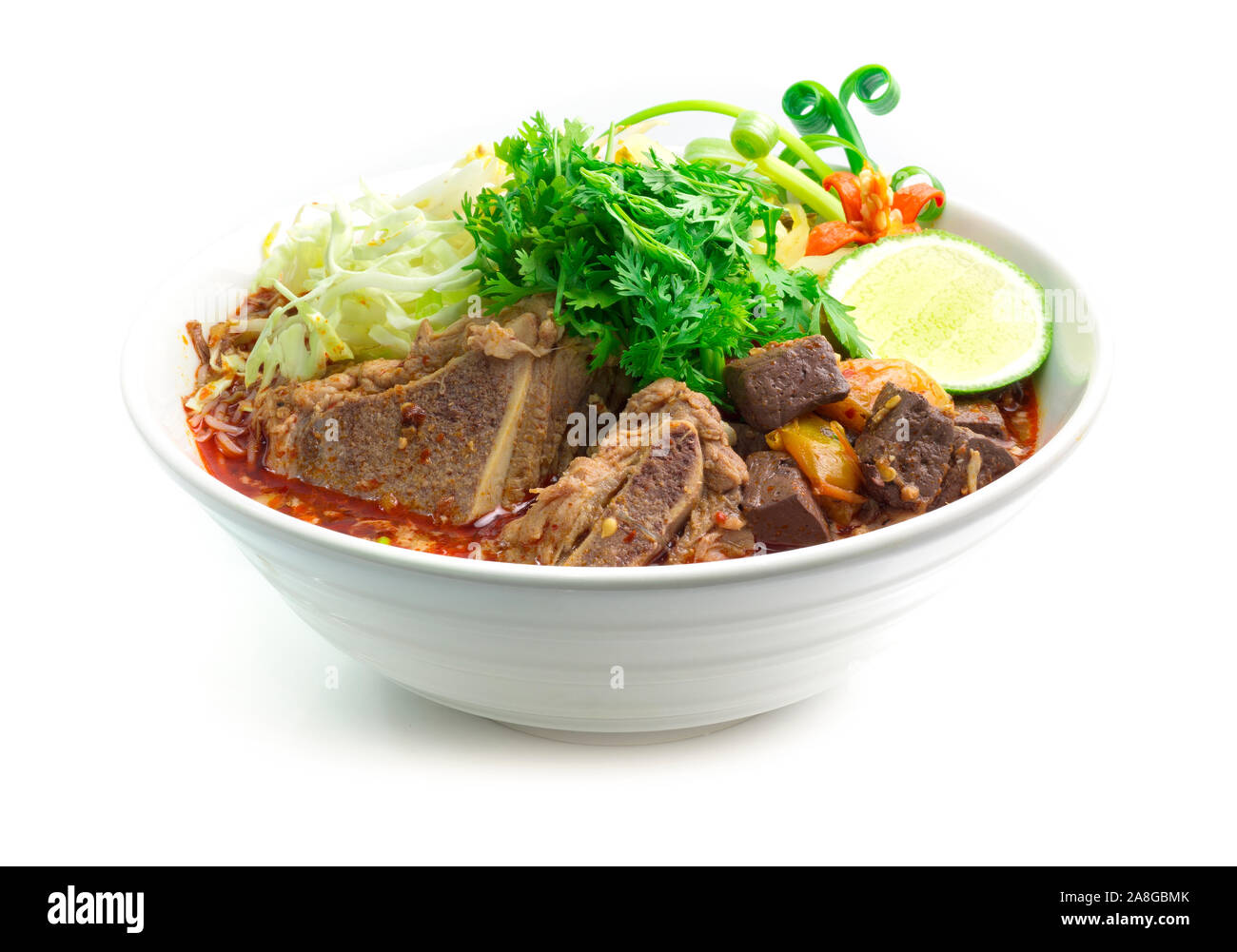 Riso Thai Noodles ,i vermicelli di riso tagliatelle di piccole dimensioni e con carne di maiale piccante salsa. Tailandese settentrionale il cibo fatto di riso pasta in salsa piccante con carne di maiale o carne de Foto Stock