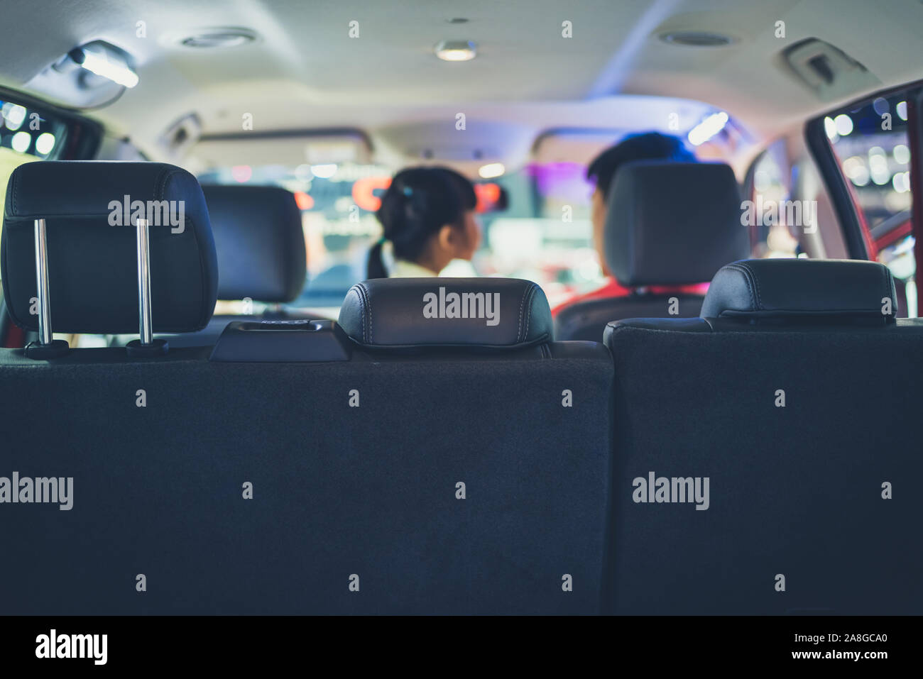 Ragazza asiatica parla con il padre in auto Foto Stock