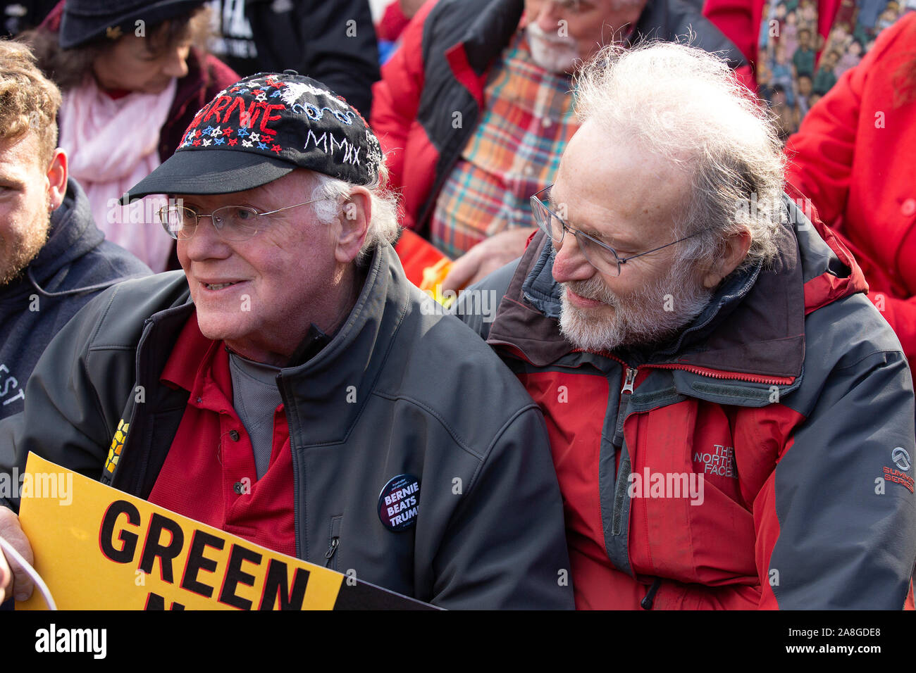 Ben Cohen e Jerry Greenfield, di Ben e Jerry's Ice Cream, partecipa a un clima protesta al di fuori della Casa Bianca di Washington, DC, Stati Uniti, Venerdì, 8 novembre 2019. Gli attivisti hanno marciato dalla U.S. Capitol alla Casa Bianca per richiamare l attenzione sulla necessità di affrontare il cambiamento climatico. Credito: Stefani Reynolds/CNP /MediaPunch Foto Stock