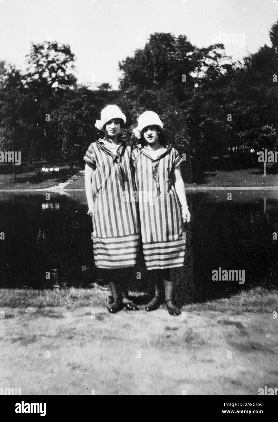 Le sorelle sono vestite uguali per un ritratto, ca. 1922. Foto Stock