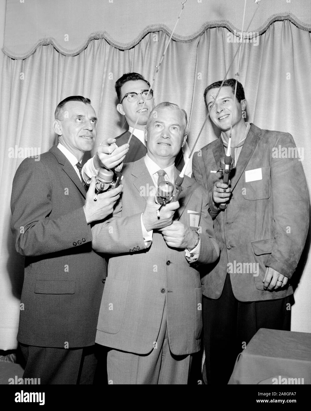 Geeky uomini bianchi controllare la mercanzia in una sporting goods convenzione in una foto promozionale nella California del Sud, ca. 1955. Foto Stock