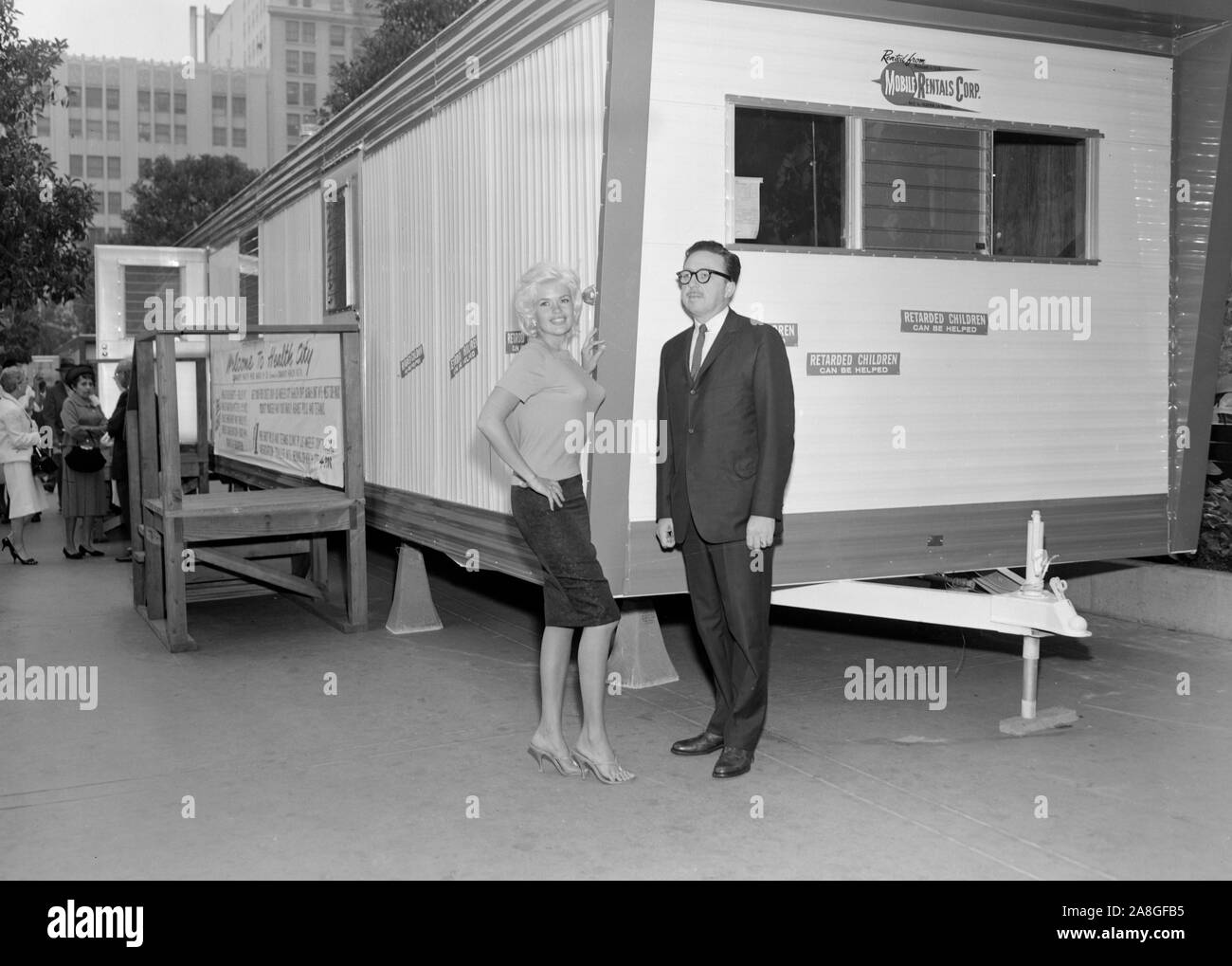 1950s modello glamour Jayne Mansfield promuove un cancro al seno programma sanitario e pone con il direttore del torace mobile unità a raggi x in Los Angeles, California, ca. 1958 Foto Stock