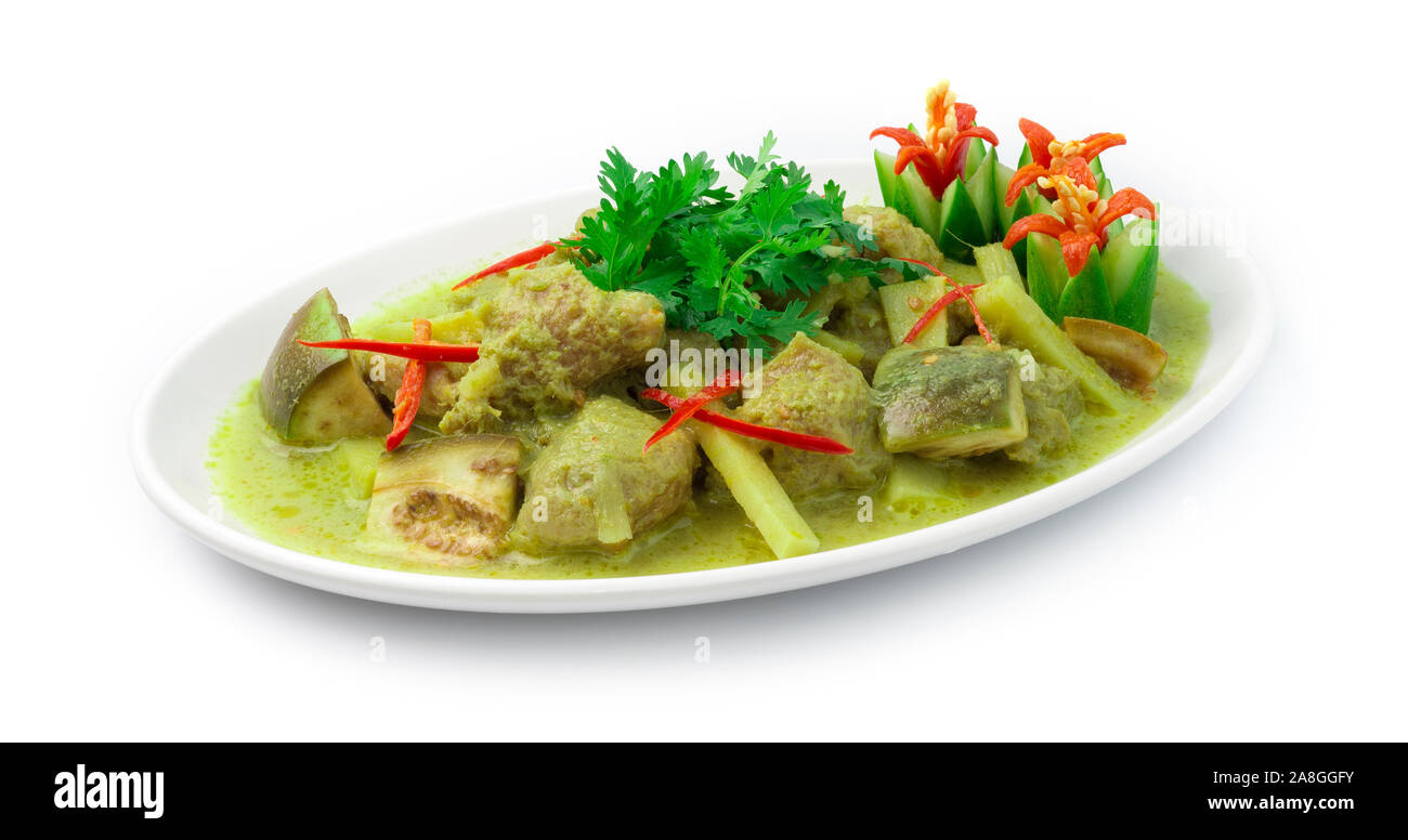 Curry verde con polpette di maiale in latte di cocco dolce e caldo la pasta di curry Peperoncino Tailandese gustoso cibo stile fusion decorare scolpite di cetriolo e peperoncino ontt stile Foto Stock